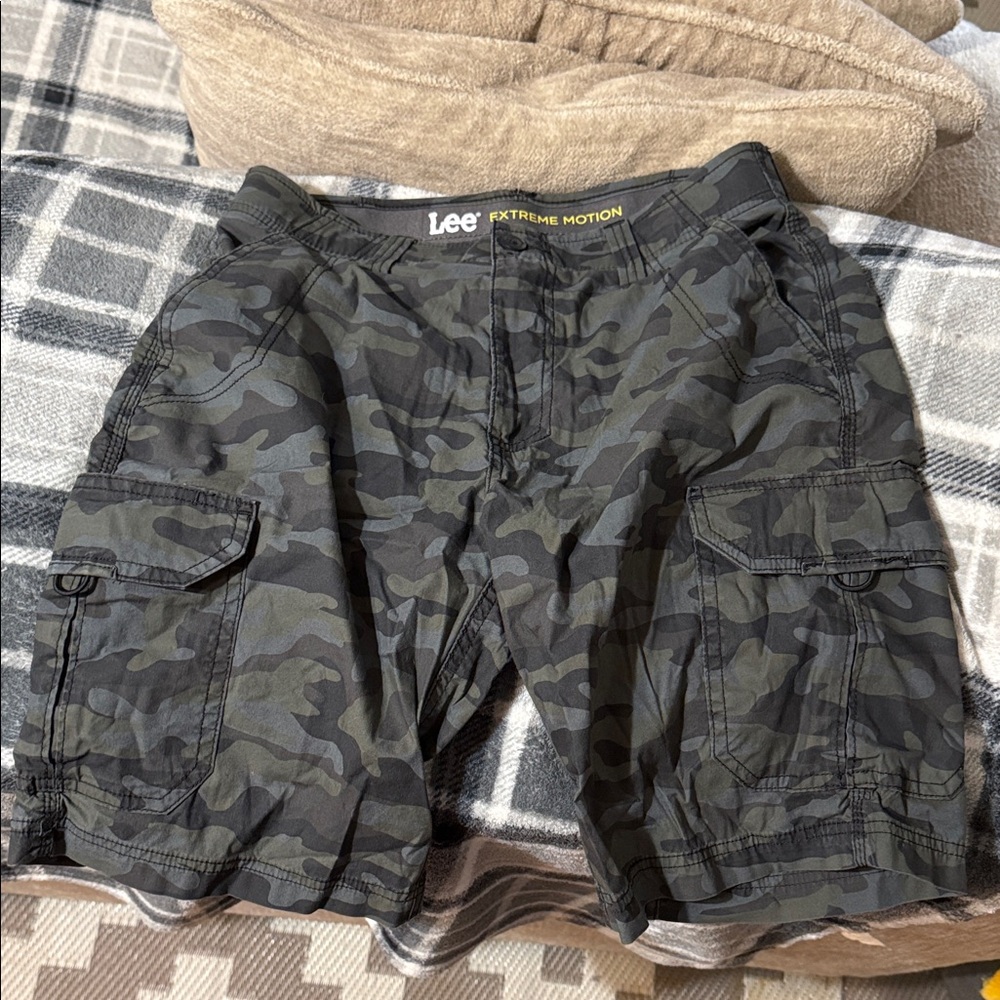 Lee Men's Camouflage Cargo Shorts - Dark Green & Black